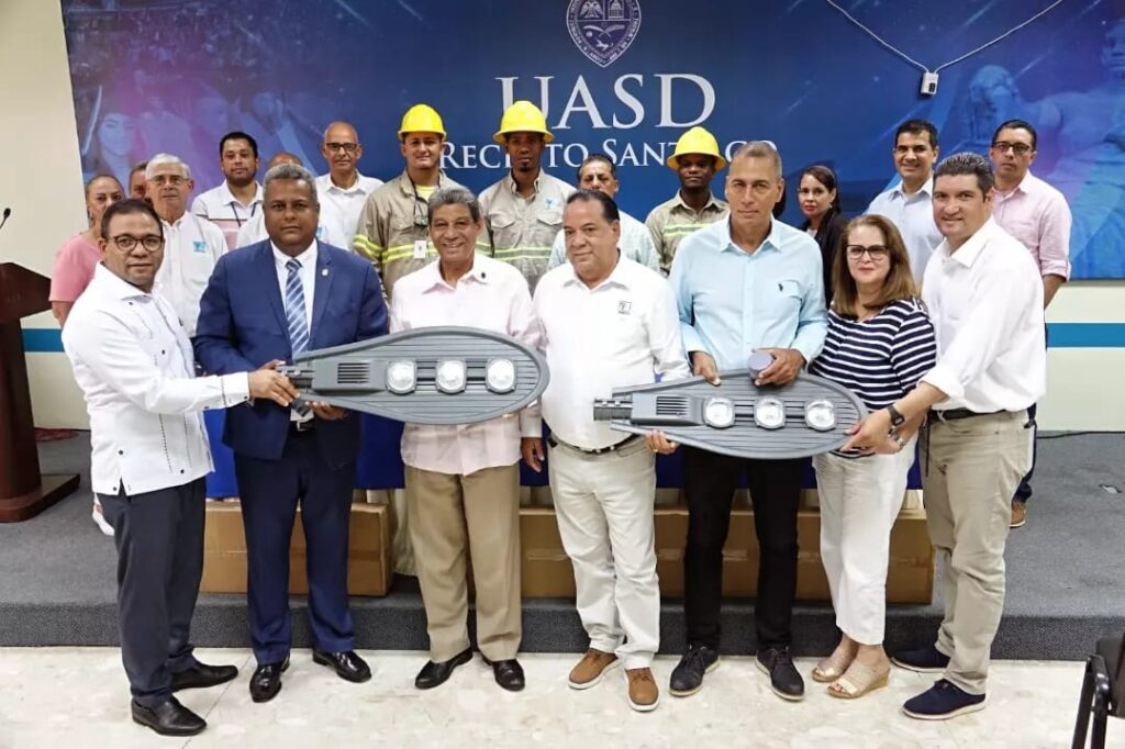 UASD Recinto Santiago recibe 100 lámparas LED donada por la empresa ETED
