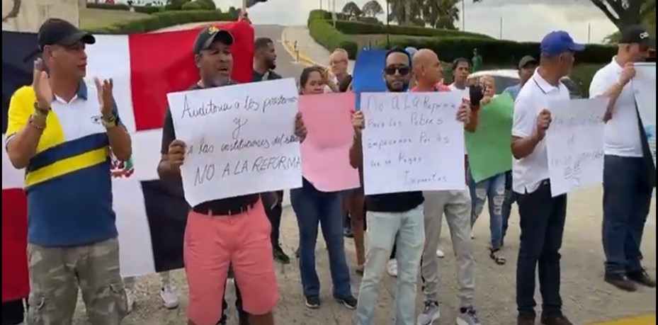 Vuelven a protestar en Santiago en Rechazo a la Reforma Fiscal