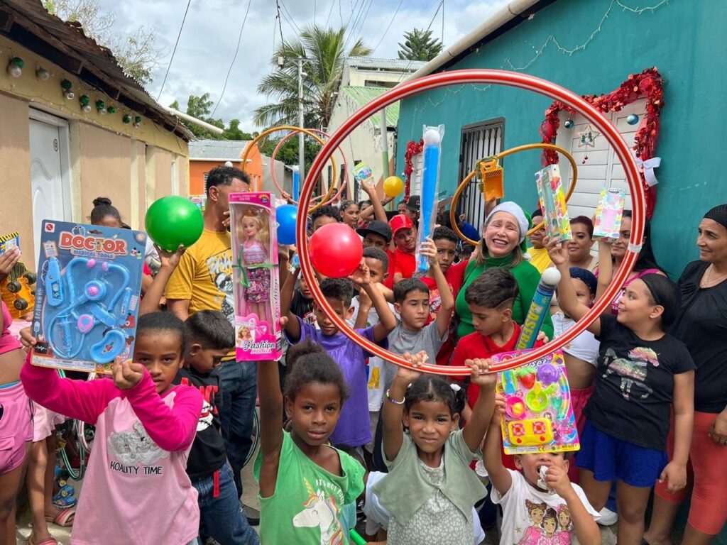 Llaniris Espinal dibuja sonrisas en el rostro de cientos de niños y niñas  de comunidades de Santiago