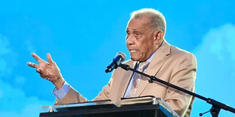 Ezequiel Molina criticó el sistema político y religioso actual en su sermón Cisternas Rotas