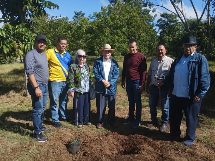Celebrando la vida: Don Ramón de Luna siembra un árbol en su 93 cumpleaños