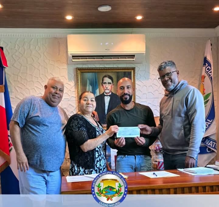 Alcalde Jeudith Rodríguez entrega RD$50,000 para construcción del acueducto del Play en Pedro García