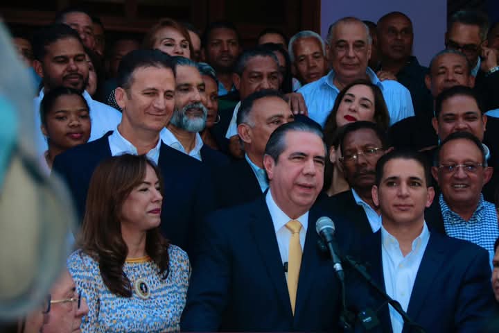 Francisco Javier García inscribe formalmente su precandidatura presidencial en el PLD