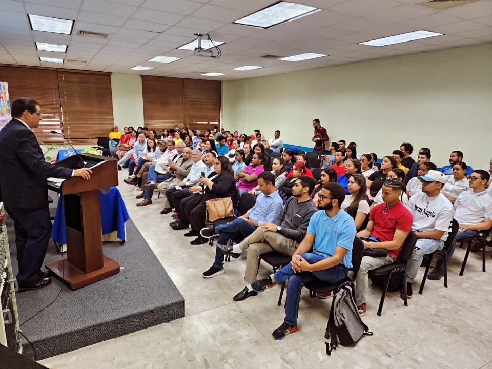 Senador Daniel Rivera dona ejemplares de la Constitución a la UASD Recinto Santiago y ofrece charla sobre la Carta Magna