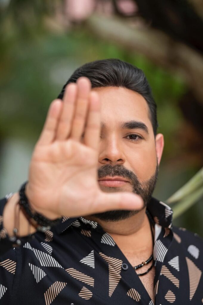 El Chaval de la Bachata estrena el videoclip de “Se te hizo tarde”, una historia de amor vencido.