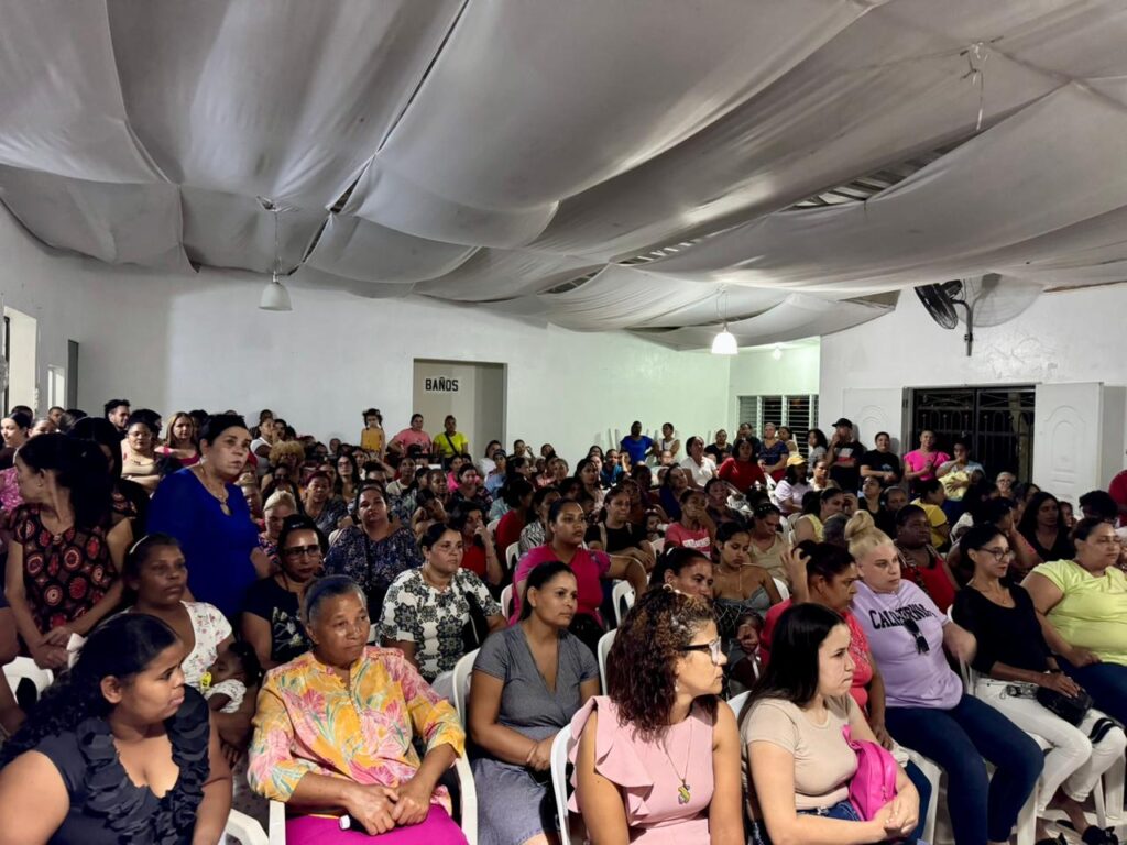 Diputada de la Fuerza del Pueblo Llaniris Espinal agasaja cientos de madres en su día.