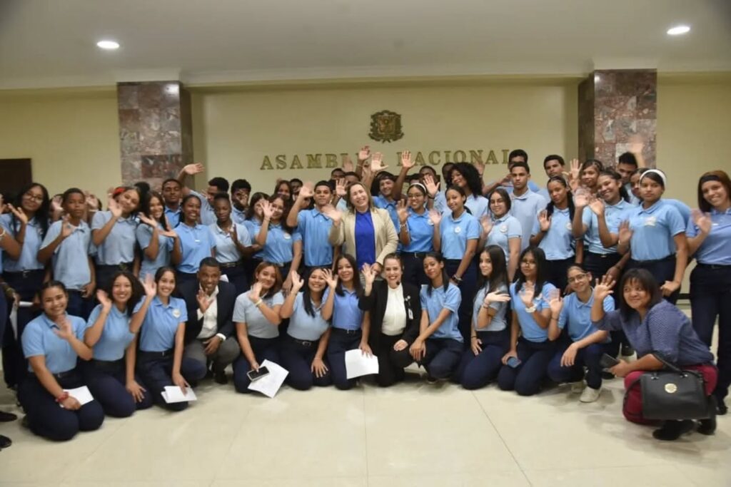 Auspiciado por la Diputada Llaniris Espinal, estudiantes del Centro Educativo Rosalba Torres participan en el programa Diputados Por Un Día.