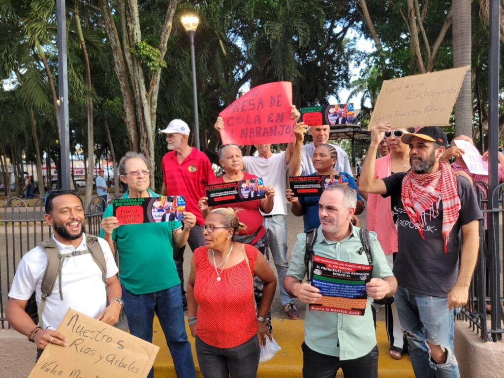 Organizaciones ambientalistas y sociales se manifiestan contra Barrick Gold en Santiago y Santo Domingo.