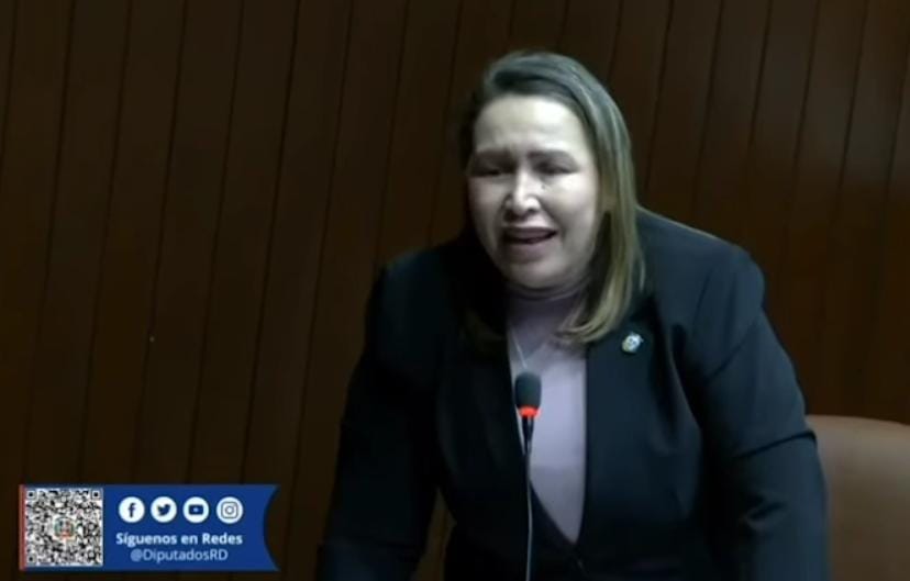 Diputada Llaniris Espinal denuncia abandono de las Carreteras en la Sierra y barrios de Santiago, exige plan de asfaltado.