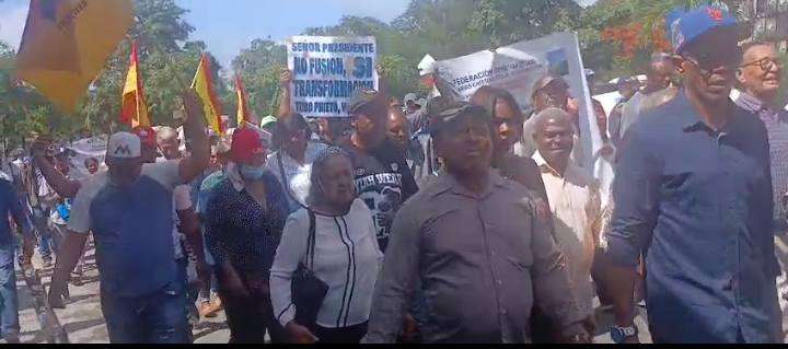 Campesinos marchan al Palacio Nacional en rechazo a fusión del IAD con Agricultura