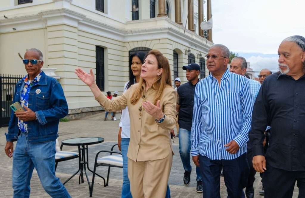 Carolina visita el Bulevar de los Artistas y respalda la cultura en Santiago