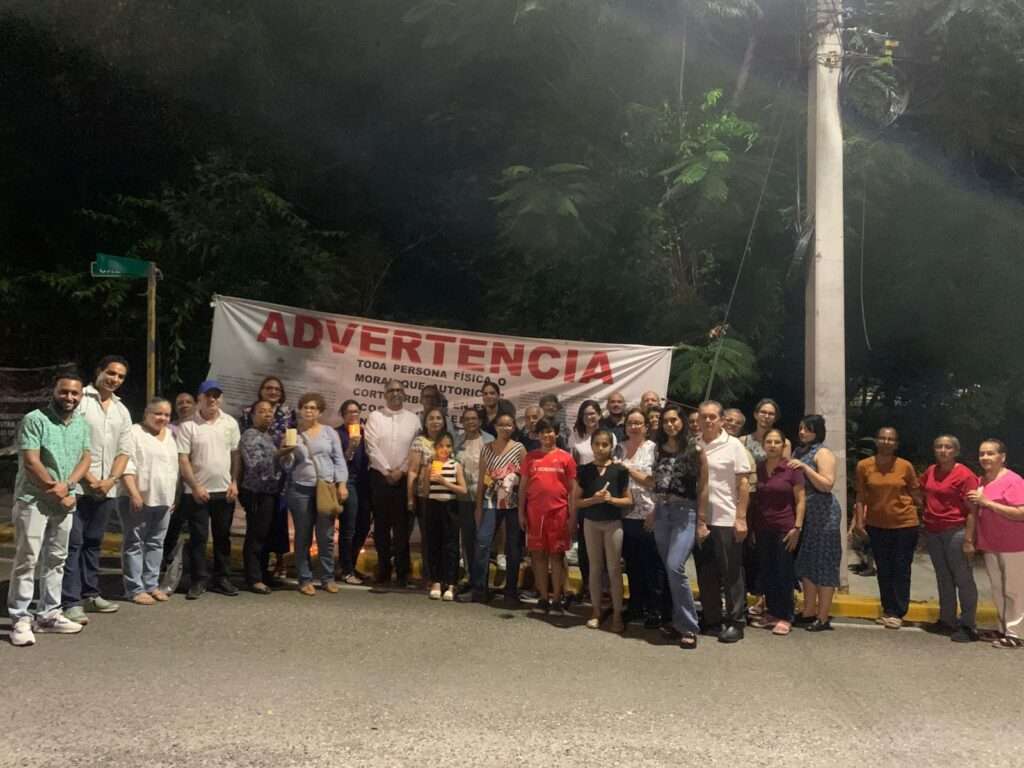 Comunitarios del Reparto Universitario realizan vigilia en defensa del Arroyo Burgos y el área verde del sector