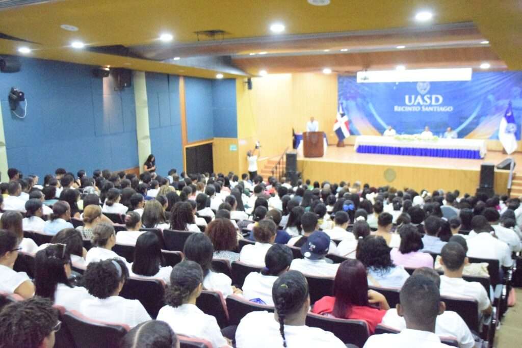 MESCyT entrega 351 becas nacionales de grado y posgrado en la UASD Recinto Santiago