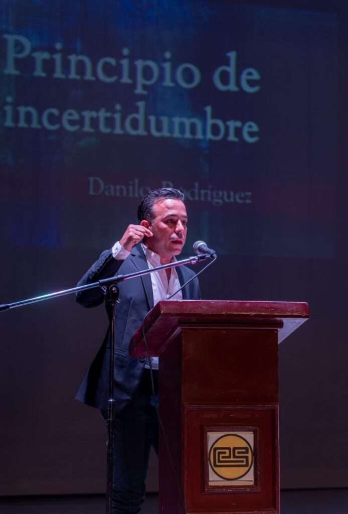 Danilo Rodríguez presentó su libro «Principio de Incertidumbre» en Santiago