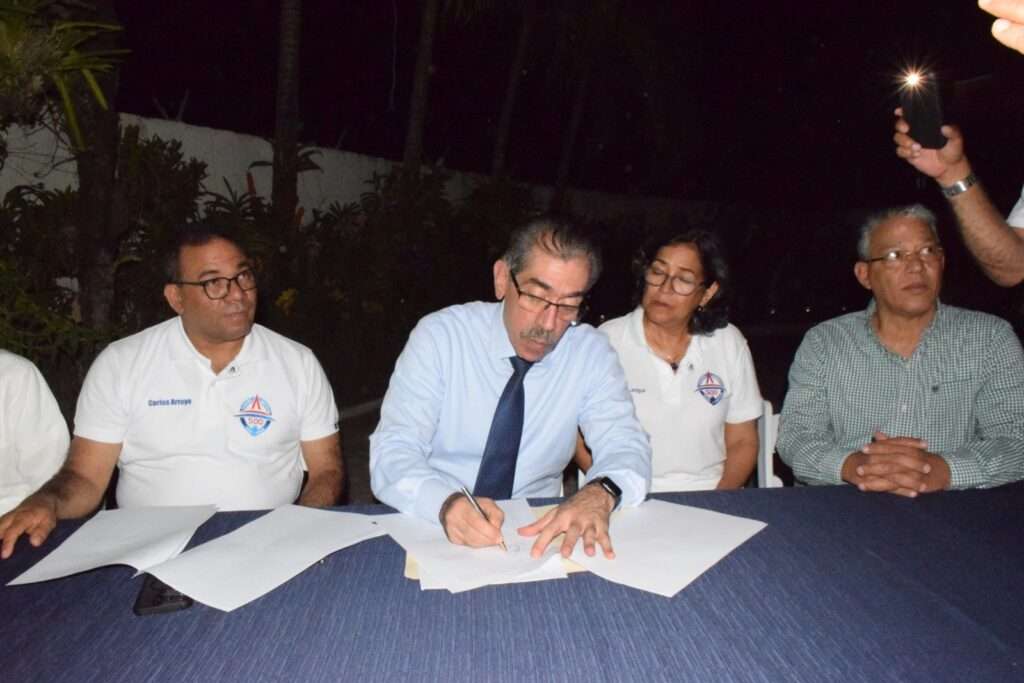 Movimiento universitario Academia 500 de la UASD Recinto Santiago firma convenio de apoyo con el candidato a la rectoría Dr. Jorge David Asjana