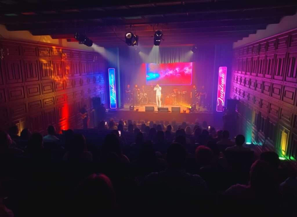 Luis Luna en Otra Galaxia: Un viaje musical más allá de las estrellas.