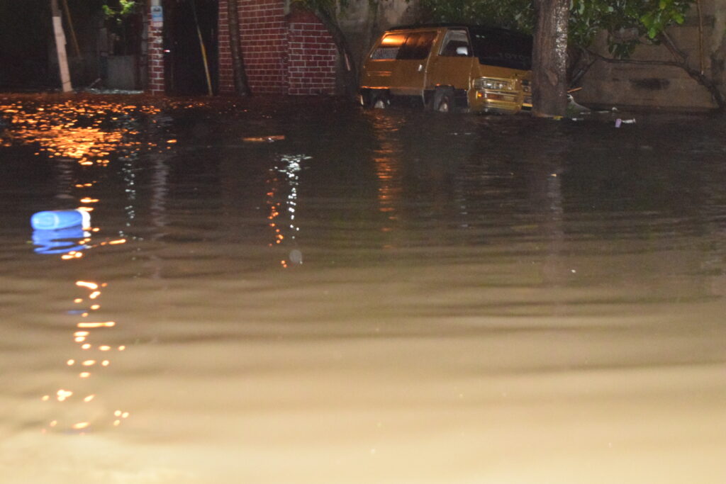 Residentes de Hoya del Caimito demandan intervención urgente de las autoridades ante persistentes inundaciones