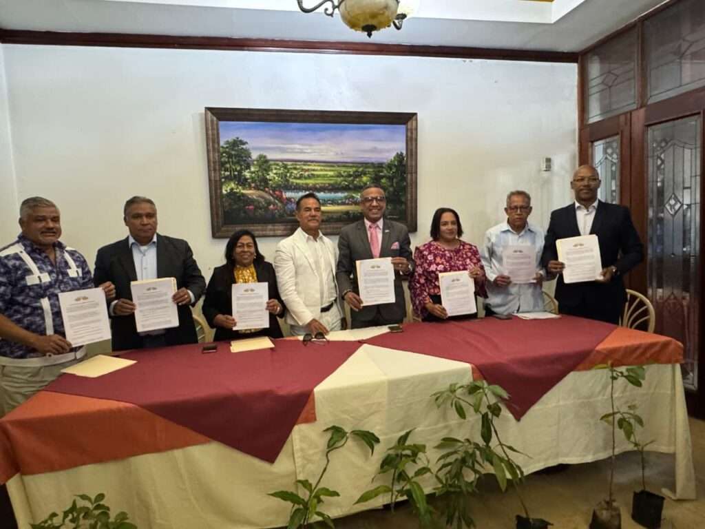 Gremios del periodismo y la comunicación de Santiago y Fundación Mundo Verde de Óptica Almanzar firman alianza para promover salud visual y educación ambiental