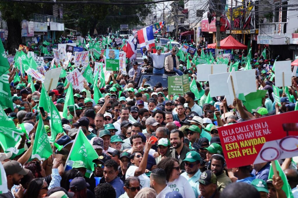 Miles acompañan a Leonel en marcha contra la carestía de la vida