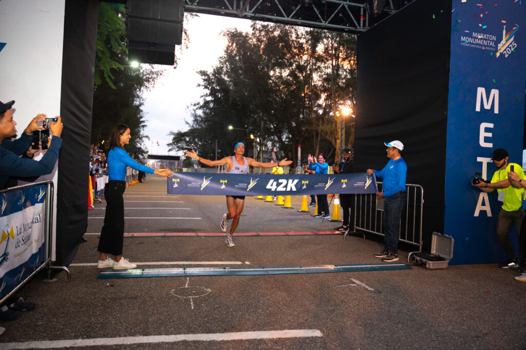 Álvaro Abreu establece nuevo récord y Soranyi Rodríguez aporta nueva marca nacional en la Maratón Monumental