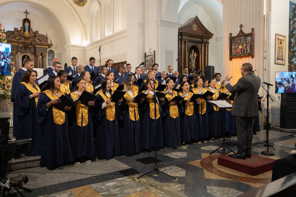 Coro Arquidiocesano de Santiago celebró sus 35 años de fundación con un concierto de gala