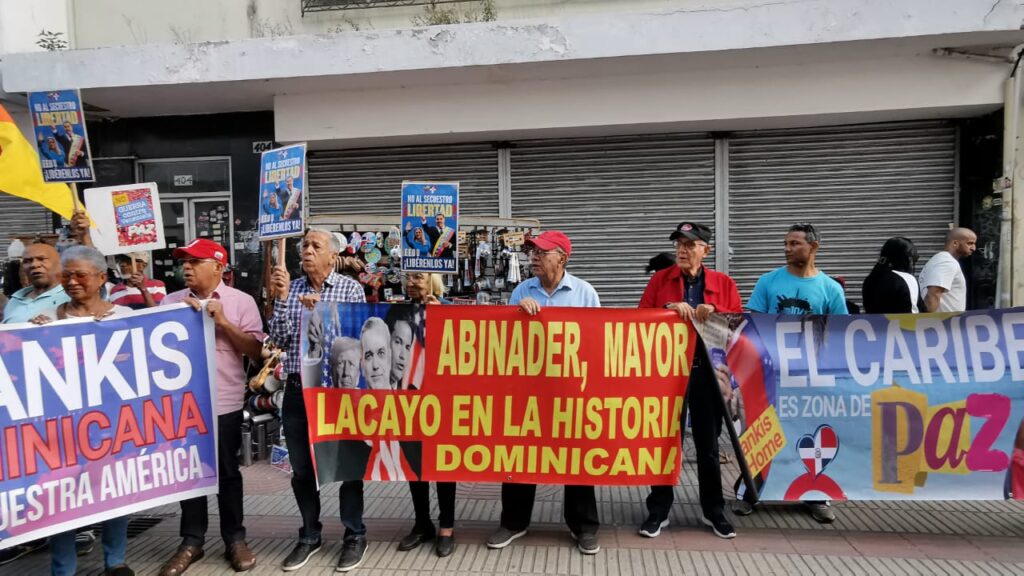 Con Caamaño como bandera, marchan en El Conde y  exigen libertad para Nicolás Maduro y Cilia Flores
