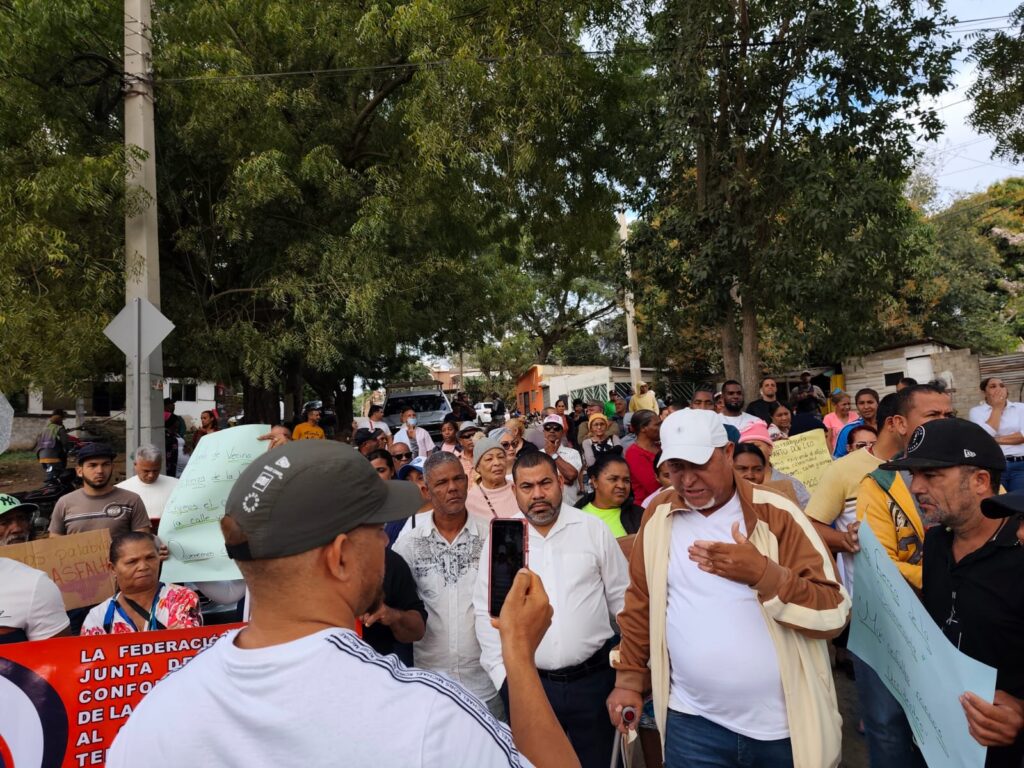 Comunitarios protestan por terminación de obras en los barrios de Santiago