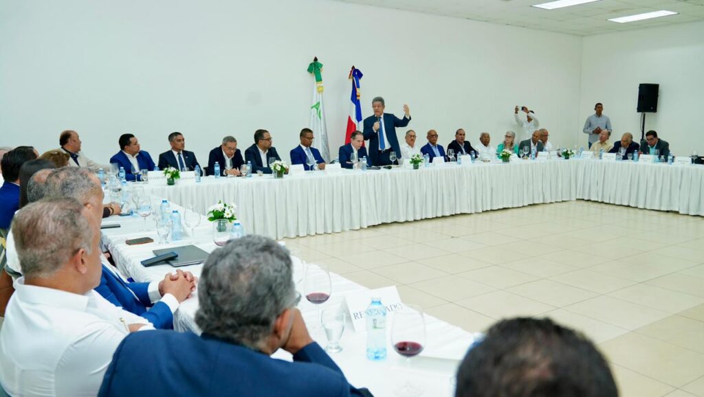 Leonel se reúne con industriales y comerciantes en Santiago, iniciando así agenda de 3 días en la provincia