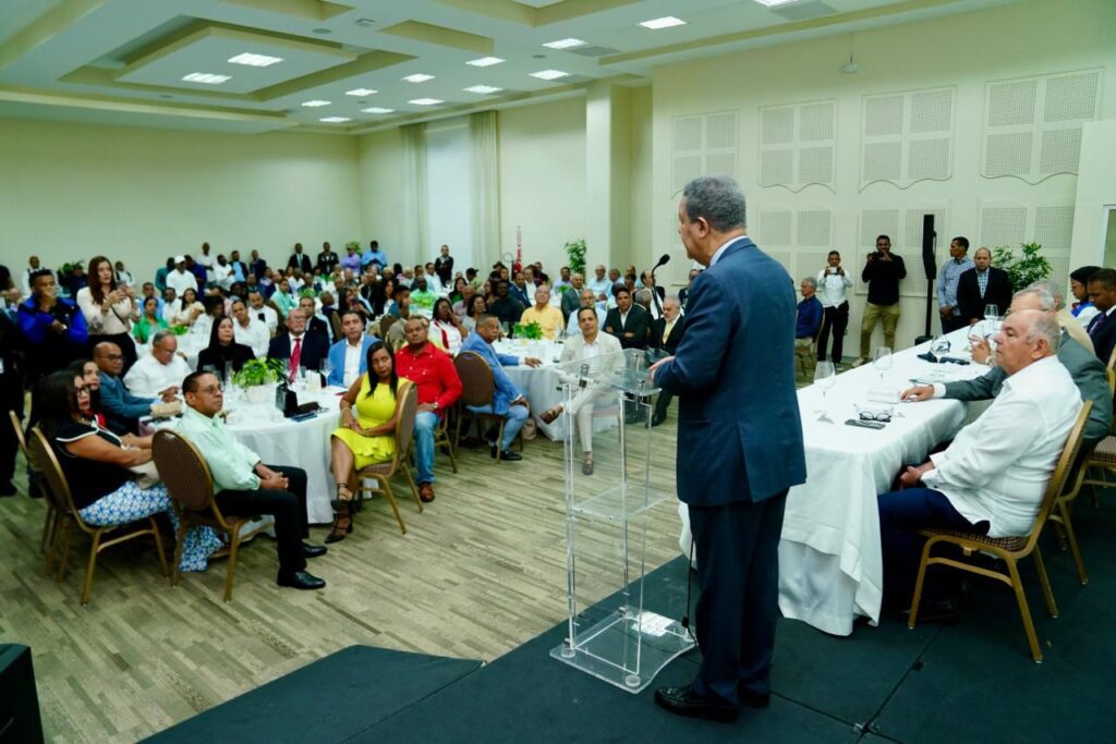 Leonel se reúne con líderes cooperativistas en Santiago y garantiza respaldo estatal a las cooperativas en un gobierno de la FP
