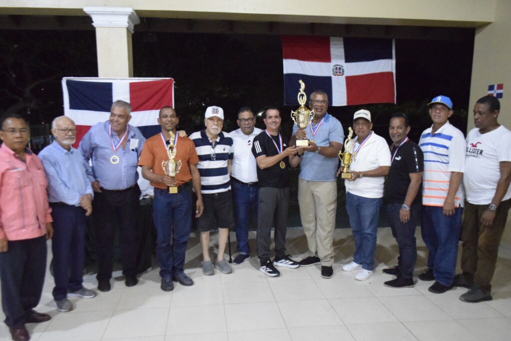 Celebran con éxito VI Copa Independencia de Dominó