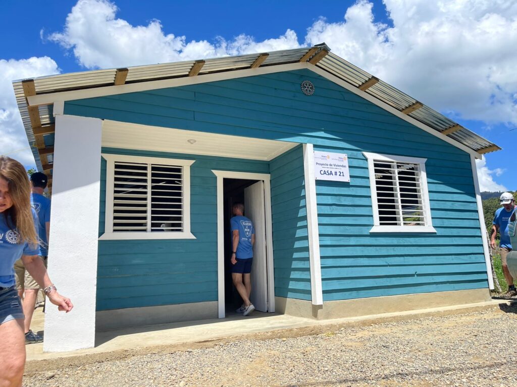 Rotarios de República Dominicana y Carolina del Norte entregan cuatro viviendas y un parque infantil en Jacagua.
