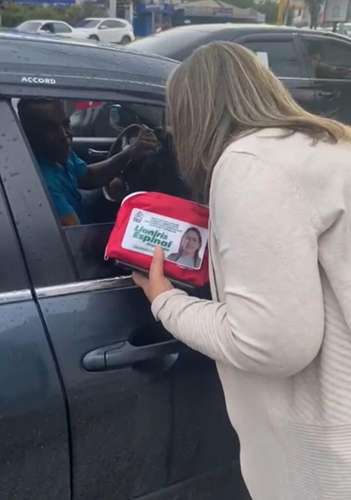 Diputada Llaniris Espinal entrega botiquines a bañistas e invita a la reflexión y unión familiar en Semana Santa