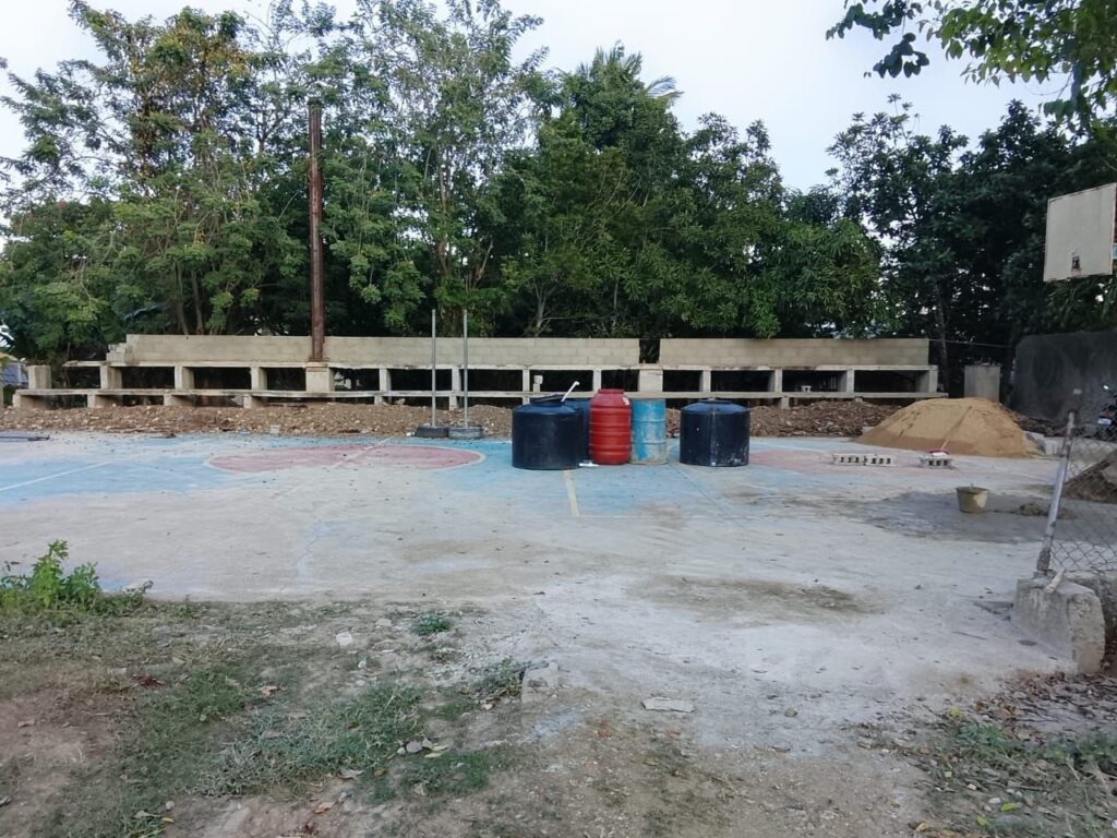 Jóvenes de Baitoa denuncian abandono de construcción de multiuso en cancha de Los Ciruelos