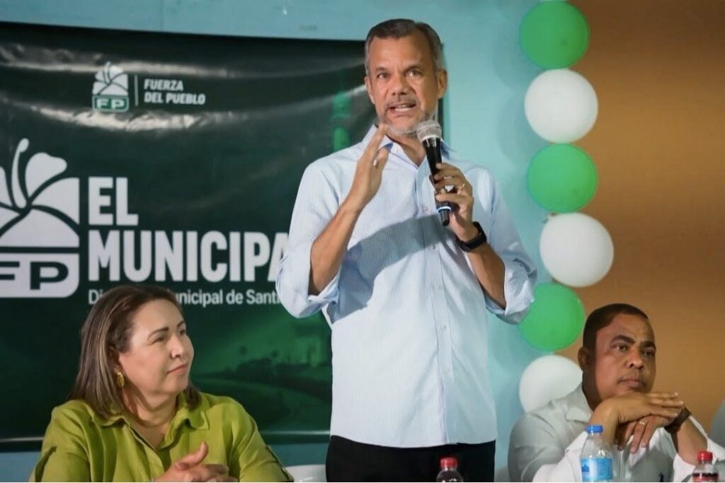 Hamlet Otañez, presidente municipal de la Fuerza del Pueblo en Santiago, asegura que la organización canalizará soluciones legales y administrativas ante el descuido que presentan los sectores de la zona oeste, a su lado la diputada Llaniris Espinal.