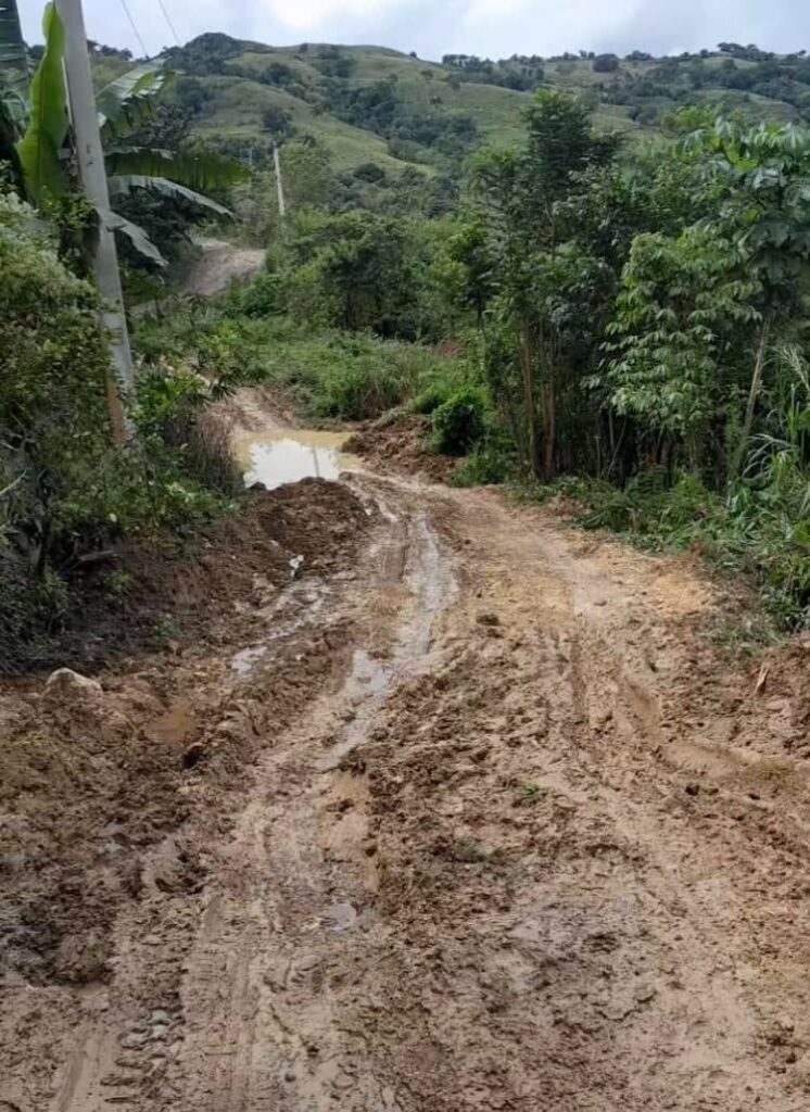 Comunitarios exigen respuesta sobre la carretera de La Escalera de Altamira en Puerto Plata