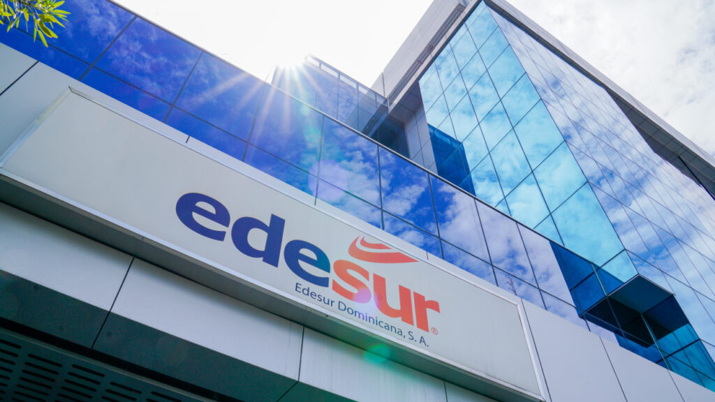 Comerciante denuncia negligencia de Edesur tras más de un año de reportes sin solución y exige respuesta inmediata