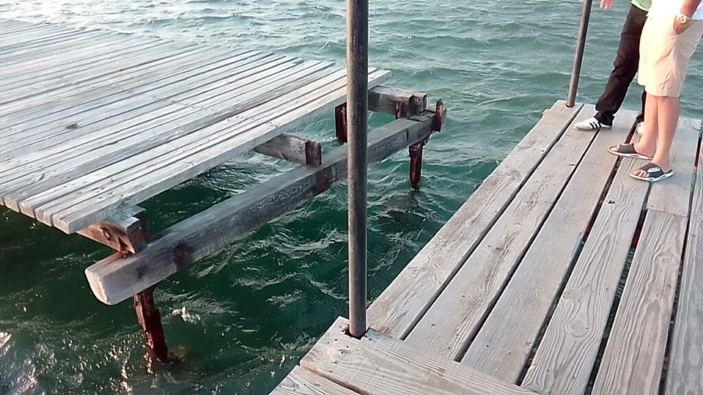 Puente de madera en Playa Juan de Bolaños presenta deterioro y representa un riesgo para visitantes
