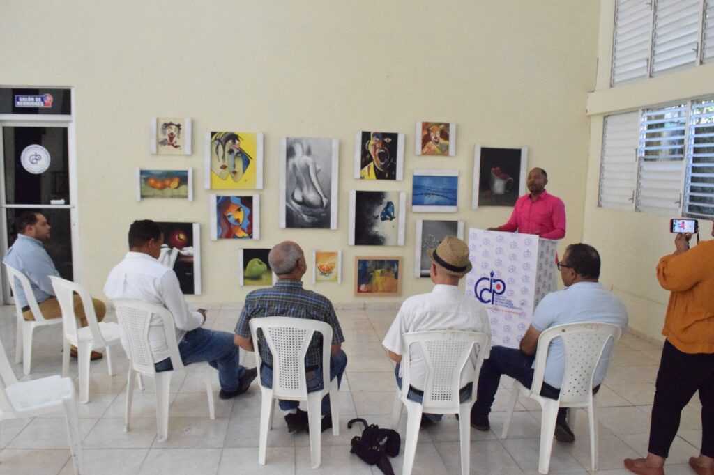 Periodista Williams Parra presenta la exposición artística “El Periodismo y la Diversidad” en el CDP Santiago