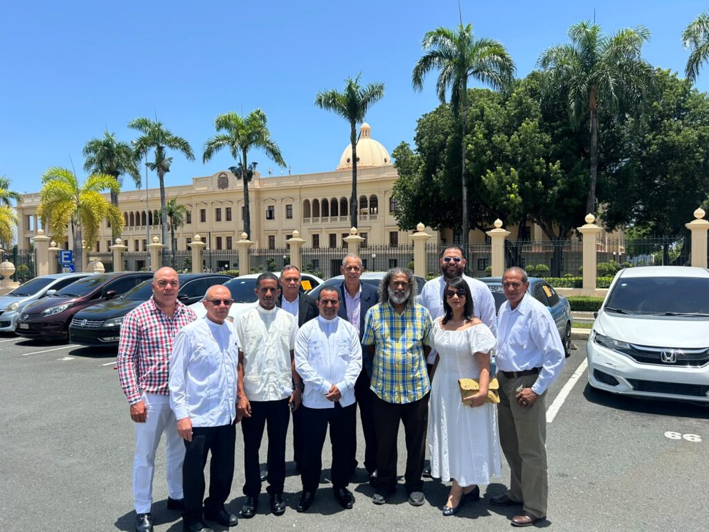 Eduardo Estrella confirma en reunión con el presidente Luis Abinader y directivos del movimiento Unidos Somos Más que no existe estudio de impacto ambiental para la carretera del Ámbar