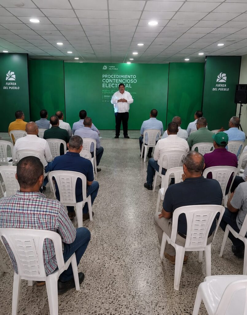 Fuerza del Pueblo fortalece formación electoral de abogados en Nagua