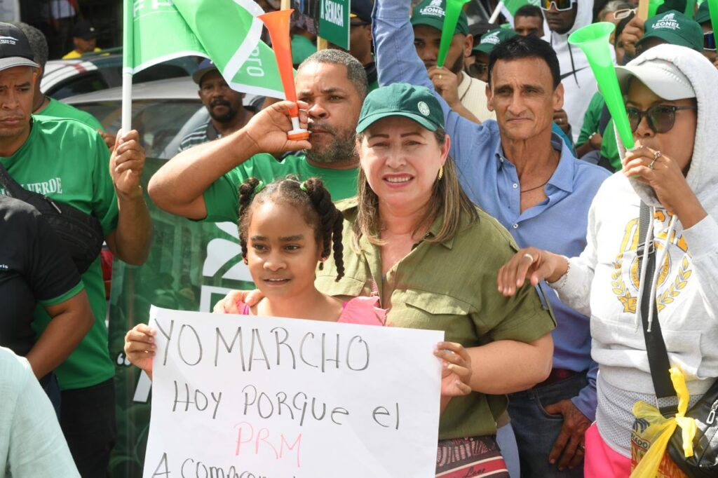 Diputada de la Fuerza del Pueblo, Llaniris Espinal, afirma que el país “se está quemando” ante el calor sofocante y llama a proteger los árboles urbanos e impulsar la arborización