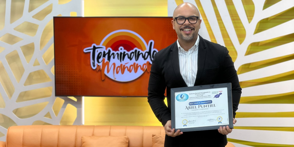 Ariel Puntiel recibe Galardón al Mérito en la Comunicación por su trayectoria en los medios