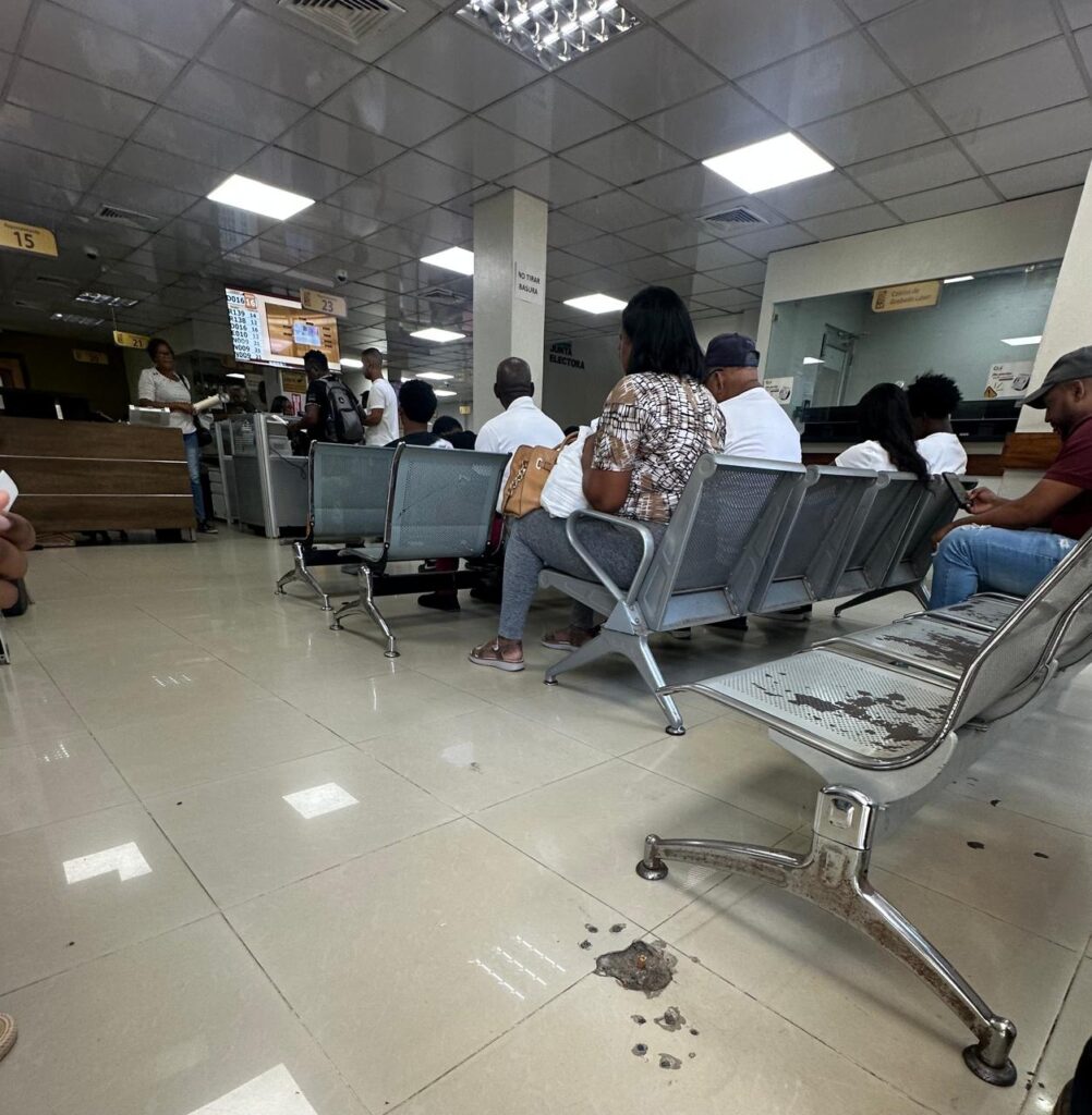 Junta Electoral de Santo Domingo Este, evidencia descuido y deterioro en áreas de servicio