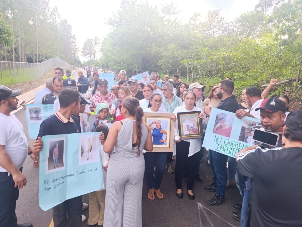 Familiares de Altagracia Espinal y Zoilo Tavares realizaron encendido de velas en reclamo de justicia